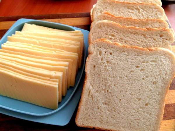 Продукты... Сыр можно плавленный в пластинках или тонко нарезанный обычный.