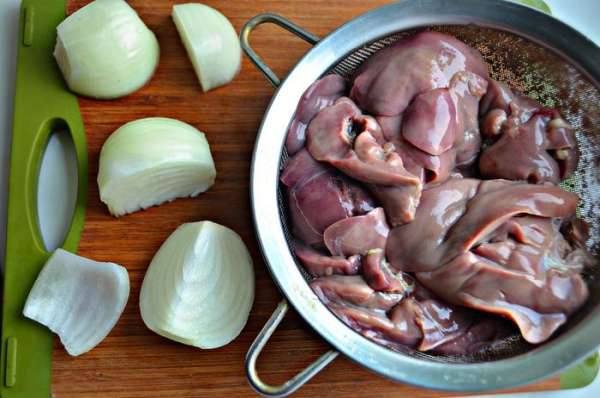 Куриную печень в начале промойте, а затем вымочите 15 мин в холодной воде. Репчатый лук необходимо почистить и вместе с куриной печенью измельчить в мясорубке. Посолите, слегка поперчите и добавьте пару щепоток соды. Введите 1 яйцо и оставшуюся муку, хорошо перемешайте и дайте смеси немного постоять. Куриную печень в начале промойте, а затем вымочите 15 мин в холодной воде. Репчатый лук необходимо почистить и вместе с куриной печенью измельчить в мясорубке. Посолите, слегка поперчите и добавьте пару щепоток соды. Введите 1 яйцо и оставшуюся муку, хорошо перемешайте и дайте смеси немного постоять.