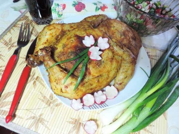 Даем курочке немного остыть, украшаем по своему вкусу и подаем к столу.