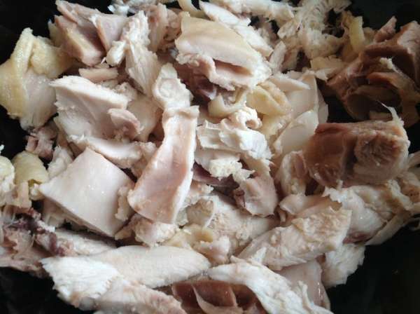 Куриное мясо разобрать на волокна и добавить в сковороду к луку. Приправить кориандром, солью, перцем, положить лимон и готовить помешивая, на среднем огне примерно 5 минут.
