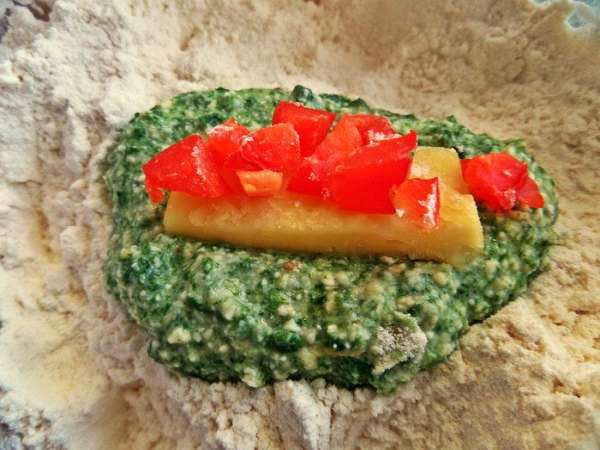 Ложку кубиков положить на сыр. Ложку кубиков положить на сыр.