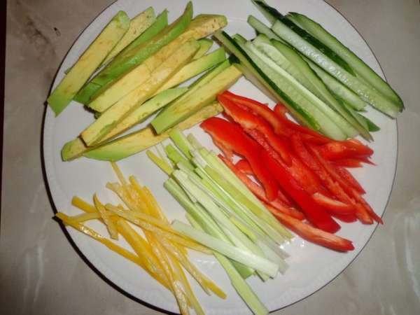 Нарезаннать соломкой овощи. Нарезаннать соломкой овощи.