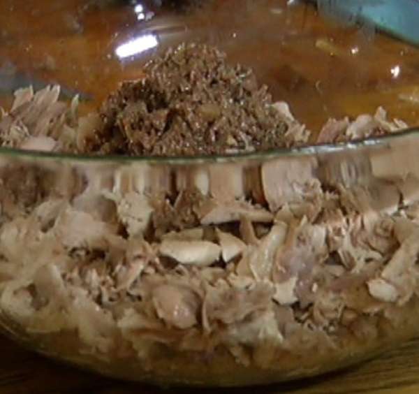 Мясо кролика вынуть из бульона, бульон процедить через сито, а мясо отделить от костей, нарезать небольшими кусочками и остудить. Мясо кролика вынуть из бульона, бульон процедить через сито, а мясо отделить от костей, нарезать небольшими кусочками и остудить.