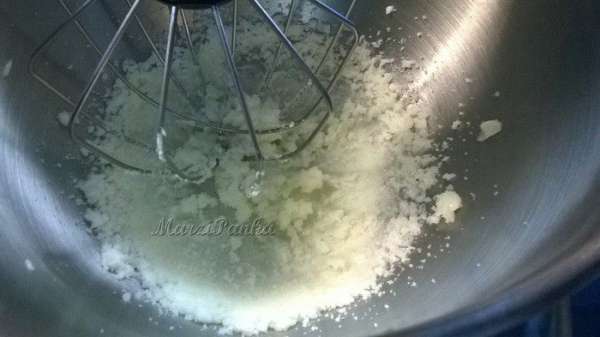 В миксере растереть масло с сахаром. В миксере растереть масло с сахаром.
