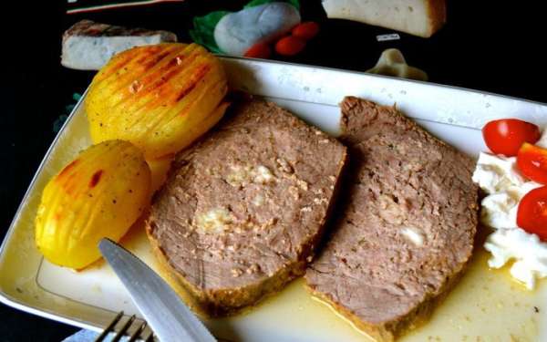 Готовое мясо можно есть сразу же, а можно и в остывшем виде! ))) На гарнир подаем салат: режем пополам помидорки черри, добавляем к ним оставшийся нарезанный сыр моцарелла, солим, перчим, поливаем оливковым маслом... Я подавала на этот раз с картофелем, приготовленным по рецепту одной своей знакомой... )))) Готовое мясо можно есть сразу же, а можно и в остывшем виде! ))) На гарнир подаем салат: режем пополам помидорки черри, добавляем к ним оставшийся нарезанный сыр моцарелла, солим, перчим, поливаем оливковым маслом... Я подавала на этот раз с картофелем, приготовленным по рецепту одной своей знакомой... ))))