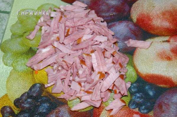Ветчину нарезать соломкой. Именно ветчина придает слегка копченый вкус и аромат.
