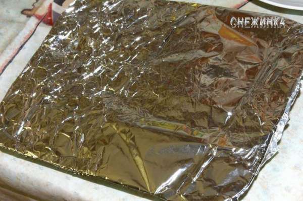 Накрываем форму фольгой. Запекаем мясо около 1 часа при 190С. 
