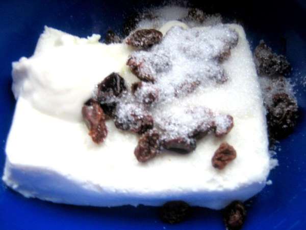 Для начинки творог смешиваем с сахаром, сметаной и изюмом.