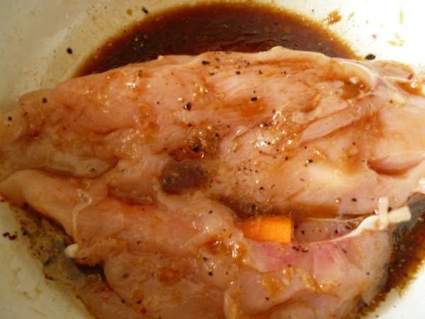 Теперь помещаем мясо в маринад,хорошо смазываем со всех сторон.