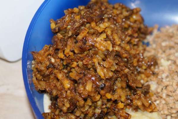 Сухофрукты хорошо промыть и также прокрутить через мясорубку.
Сухофрукты хорошо промыть и также прокрутить через мясорубку.