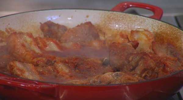 Снять фольгу, чтобы получилась румяная корочка, и запекать мясо еще минут 15, до готовности. Снять фольгу, чтобы получилась румяная корочка, и запекать мясо еще минут 15, до готовности.