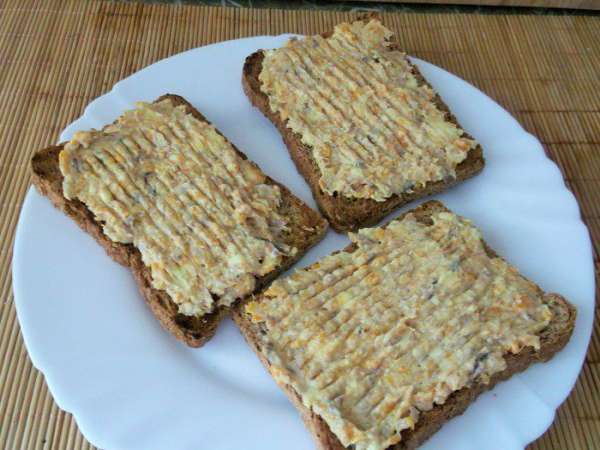 Мажем на хлебушек (я люблю на тосты) и закусываем:) Мажем на хлебушек (я люблю на тосты) и закусываем:)