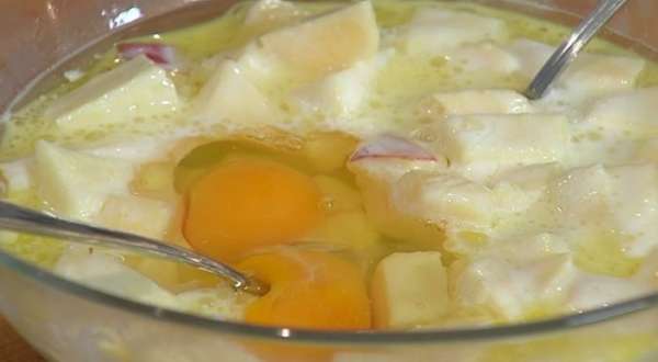 Соединить нарезанные яблоки с 6 ст. ложками оливкового масла, молоком и йогуртом, добавить яйца, сахар и все перемешать.