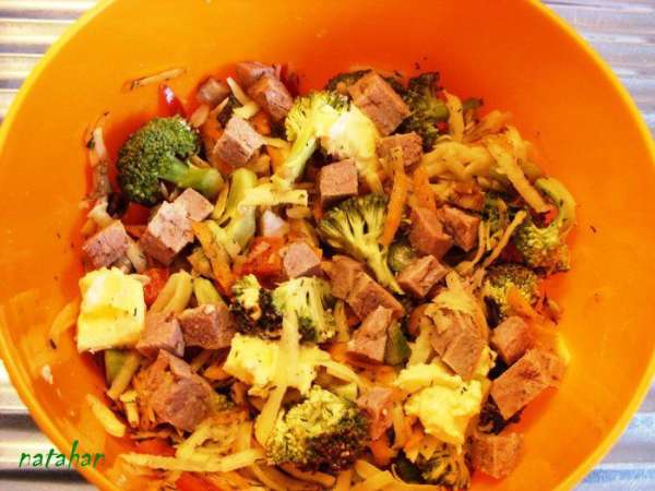 В дозе для СВЧ соединить все овощи и мясо. Посолить, добавить специи и воду. Всё хорошо перемешать. Уплотнить. Сливочное масло положить сверху. В дозе для СВЧ соединить все овощи и мясо. Посолить, добавить специи и воду. Всё хорошо перемешать. Уплотнить. Сливочное масло положить сверху.