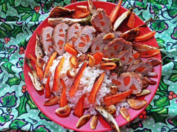 Подаём разрезанное мясо с рисом и остальными овощами вместе на одном большом блюде! Приятного аппетита, друзья!