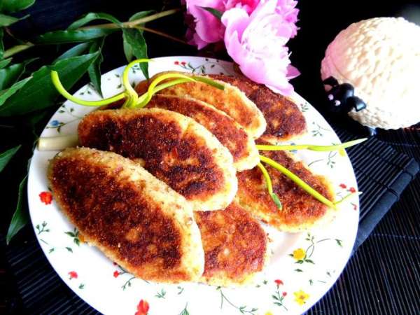 Зажаристые вкусные зразы готовы!!! Получается 8 штучек, по 2 на порцию.