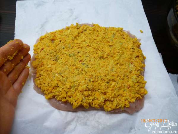 Выкладываем начинку на куриное филе. Выкладываем начинку на куриное филе.