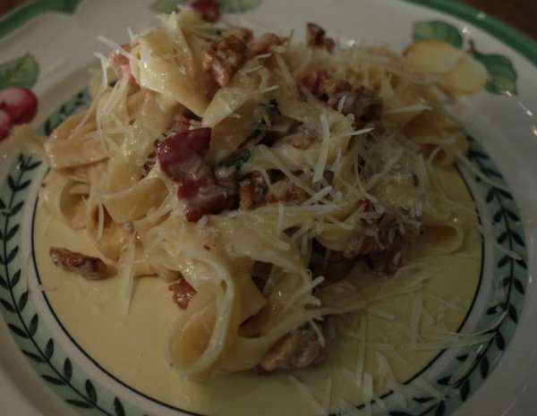 Посыпать макароны оставшимся сыром. Посыпать макароны оставшимся сыром.