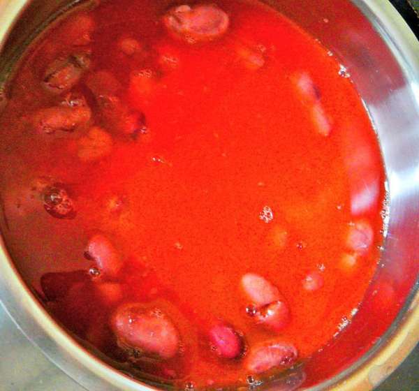 Лук нарезать тонкими полукольцами и обжарить на растительном масле, до мягкости. В сотейник переложить фасоль, добавить томатный сок и обжаренный лук, после закипания варить минут 10.
Лук нарезать тонкими полукольцами и обжарить на растительном масле, до мягкости. В сотейник переложить фасоль, добавить томатный сок и обжаренный лук, после закипания варить минут 10.