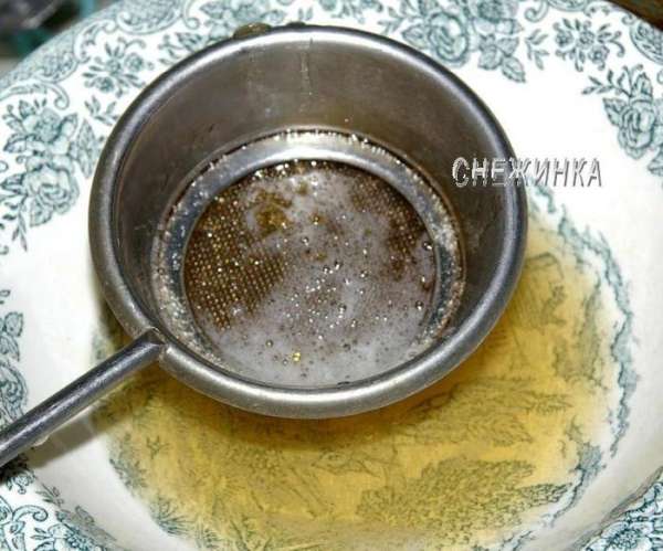 Желатин замачиваем в холодной воде, чтобы она де-то на 1 см. покрывала его, оставляем набухнуть. Затем на водяной бане растапливаем желатин, не доводя до кипения. Процеживаем через ситечко, чтобы избежать возможных комочков. Немного остужаем. Желатин замачиваем в холодной воде, чтобы она де-то на 1 см. покрывала его, оставляем набухнуть. Затем на водяной бане растапливаем желатин, не доводя до кипения. Процеживаем через ситечко, чтобы избежать возможных комочков. Немного остужаем.
