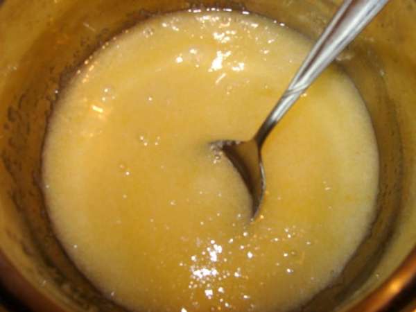 Яйца растереть с сахаром и маслом.
