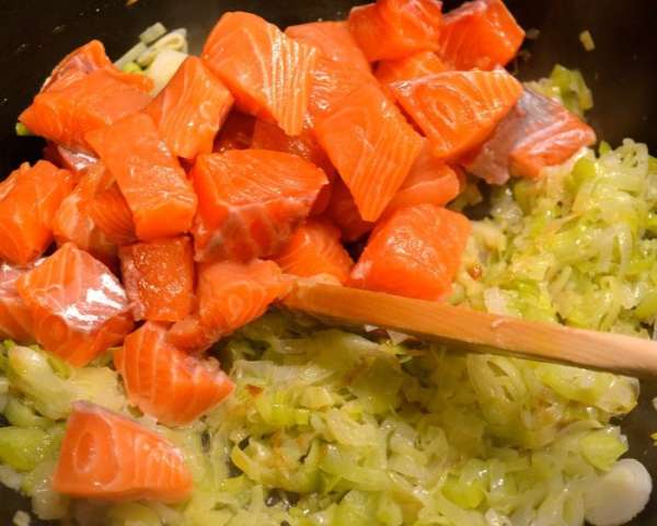 Филе семги очистить от кожи и нарезать небольшими кубиками. По истечении указанного времени добавить кусочки рыбы к луку. Обжарить пару минут на сильном огне, добавить белое вино и дать ему испариться. Филе семги очистить от кожи и нарезать небольшими кубиками. По истечении указанного времени добавить кусочки рыбы к луку. Обжарить пару минут на сильном огне, добавить белое вино и дать ему испариться.