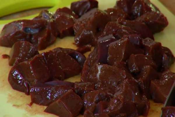 Печень, удалив пленки, нарезать небольшими кусочками, добавить к фаршу с орехами и перемешать.