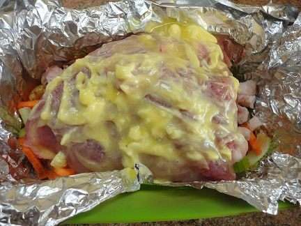 Сверху выкладываем мясо и поливаем его слегка распущенным сливочным маслом.