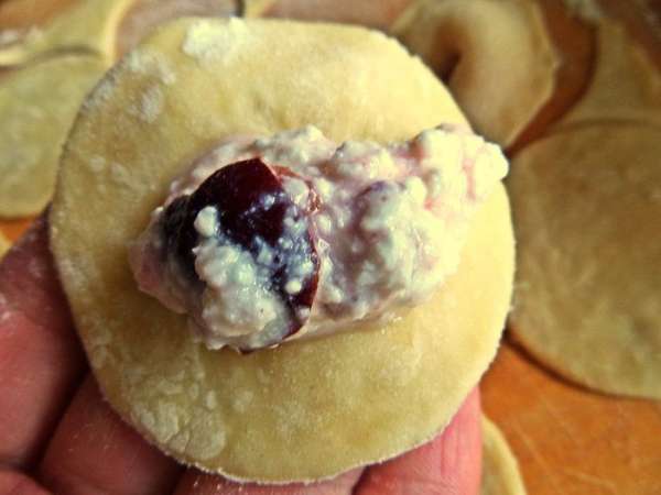Наносим чайной ложкой начинку на каждый кружок.