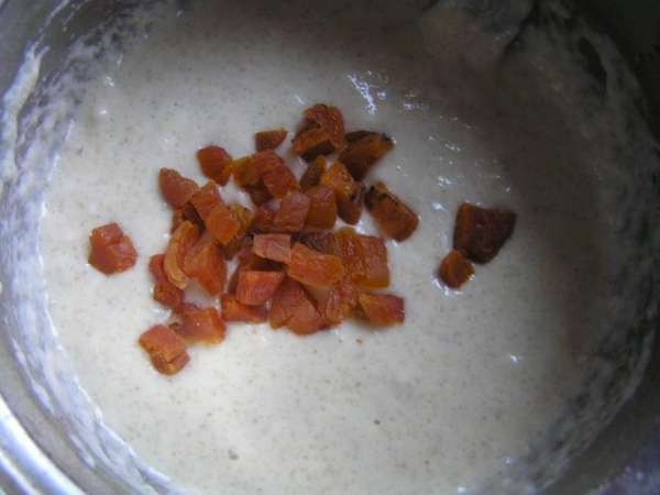 всыпать нарезанную курагу,
всыпать нарезанную курагу,