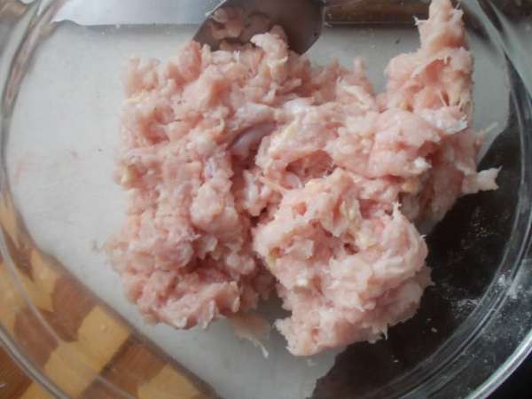 Отправляем куриное мясо в блендер и измельчаем его не в фарш,а чтобы там были и частички мяса.