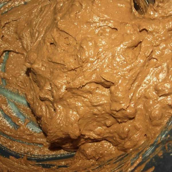 Муку просеять и соединить с яично-масляной массой. Перемешать до однородной массы
Выкладываем тесто в форму и отправляем в заранее разогретую духовку до 180 градусов и выпекать 40 минут. Проверить готовность бамбуковой палочкой. 
