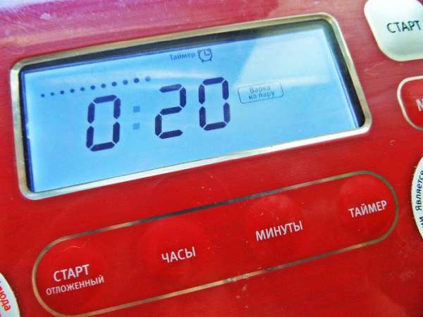 Наливаем в чашу мультиварки литр воды, ставим поддон. Закрываем крышку и устанавливаем программу 'на пару'.
