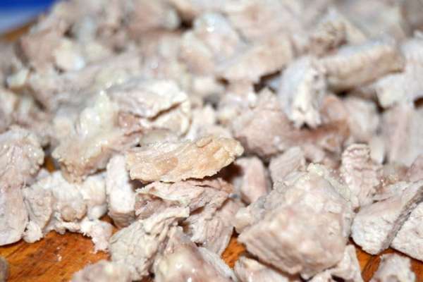 Достаем мясо и режем кубиками. Коренья выбросить, они отдали свои ароматы и больше нам не нужны. Достаем мясо и режем кубиками. Коренья выбросить, они отдали свои ароматы и больше нам не нужны.