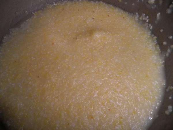 Из кукурузной крупы сварить кашу.Для этого залить крупу холодной водой и варить на очень медленном огне постоянно мешая,в конце варки посолить.Готовую кашу заправить маслом и разложить по формочкам остужаться.
Из кукурузной крупы сварить кашу.Для этого залить крупу холодной водой и варить на очень медленном огне постоянно мешая,в конце варки посолить.Готовую кашу заправить маслом и разложить по формочкам остужаться.