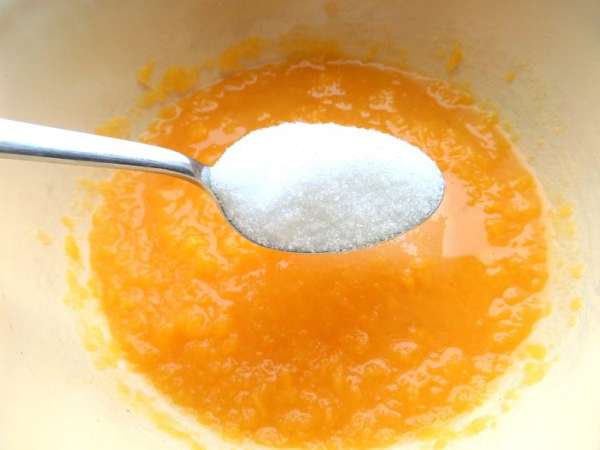 В тёплую массу добавим сахар по вкусу.