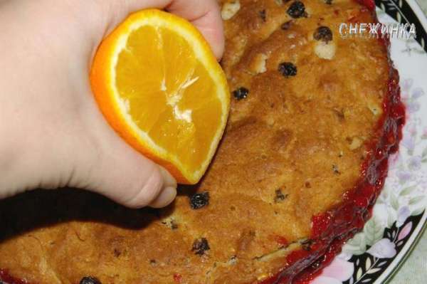 Верхний корж я потыкала зубочисткой и пропитала соком половинки апельсина, вторая половина пойдет для украшения.