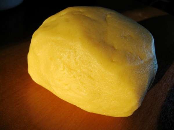 Замешиваем тесто из перечисленных продуктов. Убираем в холодильник на 30-40 мин.