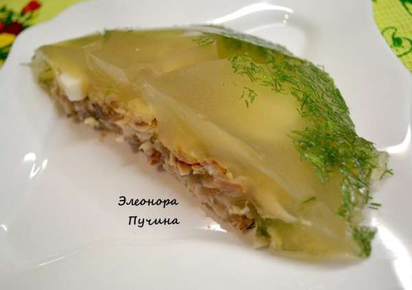 Заливное готовлю из голов,хвостов щуки и судака.Моем рыбу,на1 кг рыбных отходов около 450 г воды при охлаждении застывает. К мало концентрированному бульону добавляем желатин.Варим 1-1,5часа,добавляю луковицу,морковку,соль,лавровый лист,чёрный перец горошком.Готовую рыбу отделяем от косточек,процеживаем бульон и заливаем мясо,добавляем порезанное яйцо кольцами,при желании лимон,посыпать укропом.