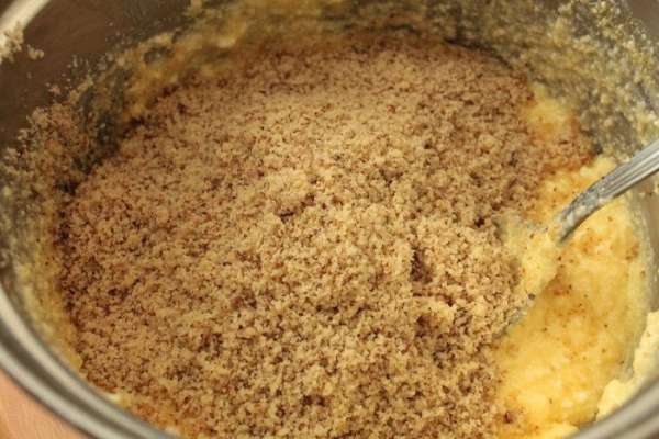 Грецкие орехи слегка обжарить,пропустить через мясорубку,добавить,перемешать. Грецкие орехи слегка обжарить,пропустить через мясорубку,добавить,перемешать.