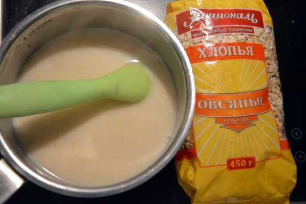 Подогреть овсяную жидкость на огне, постоянно помешивая. 