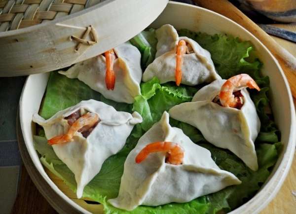 На дно бамбуковой пароварки(китайцы готовят дим самы именно в ней,в ней и подают) выложить салатные листья,смаать их раст.маслом,на них аккуратно разложить дим самы и поставить пароварку на кастрюлю с кипящей водой,варитьдим самы на пару примерно 30 - 35 минут .
Пока дим самы варятся приготовить соус: