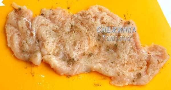 Куриное филе распластать, надрезая мясо в особо толстых местах. Отбить. Посолить и поперчить. Куриное филе распластать, надрезая мясо в особо толстых местах. Отбить. Посолить и поперчить.