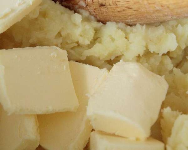 Горячий вареный картофель размять в пюре. Добавить масло и еще раз размять до однородной консистенции. Горячий вареный картофель размять в пюре. Добавить масло и еще раз размять до однородной консистенции.