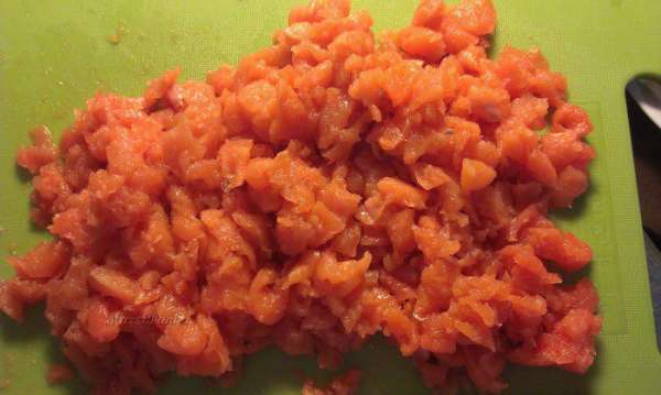 Рыбу порезать маленькими кусочками.