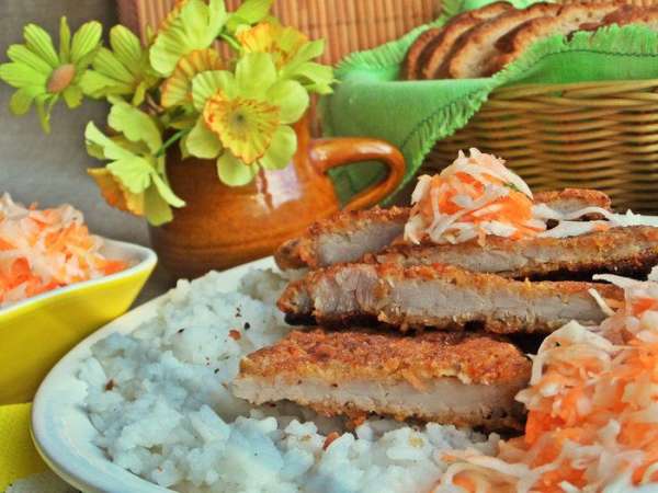 Корочка у отбивных остается хрустящая, все вместе очень вкусно. Корочка у отбивных остается хрустящая, все вместе очень вкусно.