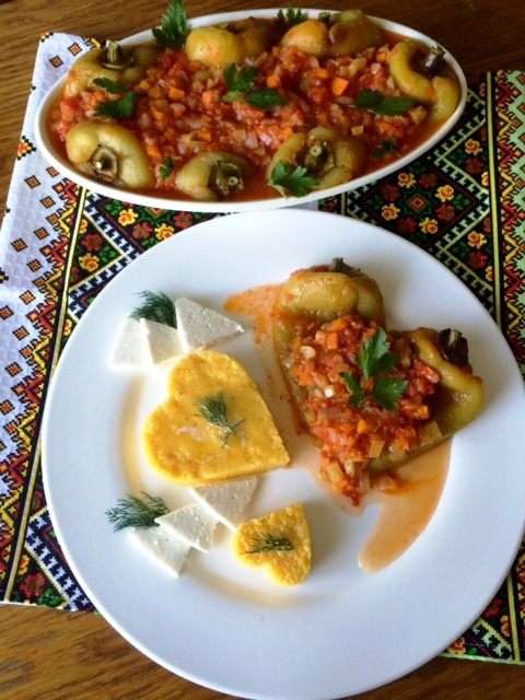 Такие перцы можно подавать как с мясом, так и с полентой (мамалыгой), с брынзой. Да в общем с чем угодно, т.к. это вкусно. 
Пробуйте, думаю не разочаруетесь. 
Приятного аппетита!!!