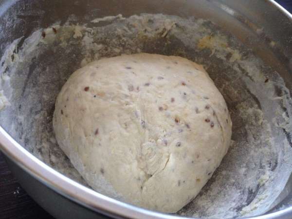 Подсыпая муку, замесить мягкое, эластичное тесто. Накрыть пищевой пленкой и оставить в теплом месте на 1 час. Подсыпая муку, замесить мягкое, эластичное тесто. Накрыть пищевой пленкой и оставить в теплом месте на 1 час.