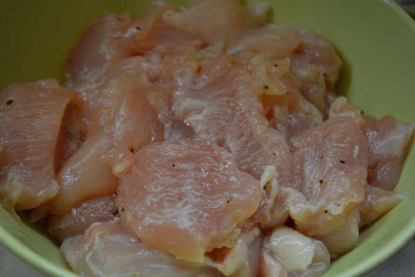 Куриную грудку (у меня 450 г) помыть, обсушить бумажным полотенцем. Порезать на кусочки, посолить, поперчить, сбрызнуть лимонным соком. Хорошо перемешать. Дать промариноваться 30 минут.