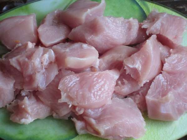 Грибы нарезать пластинками. Мясо индейки нарезать крупными кубиками.